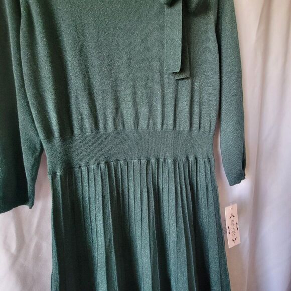 Elegant Green Knit Dress - Picture 4 of 11